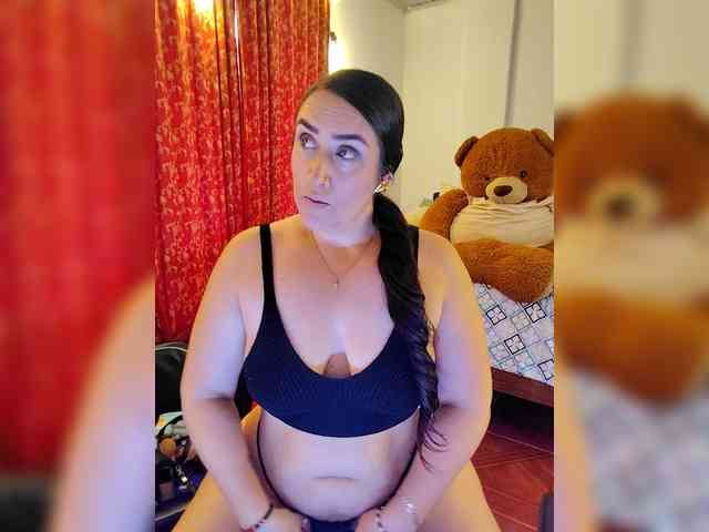 MeganHotCurvy webcam