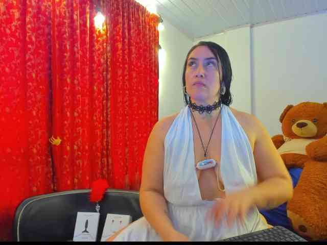 MeganHotCurvy webcam