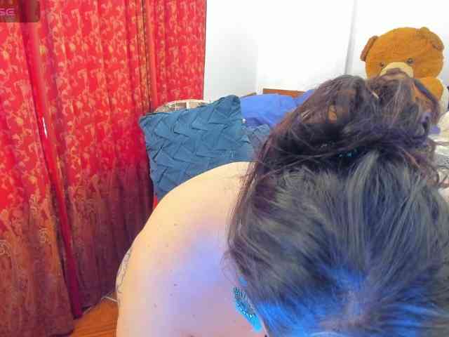 MeganHotCurvy webcam