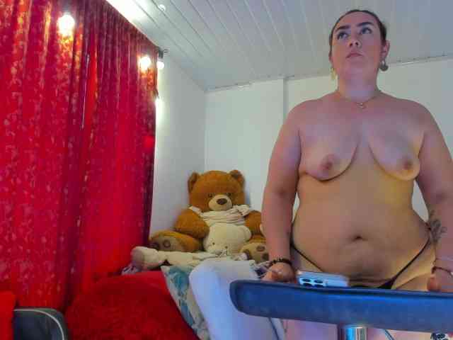 MeganHotCurvy webcam