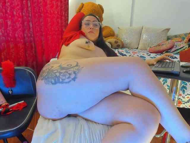 MeganHotCurvy webcam
