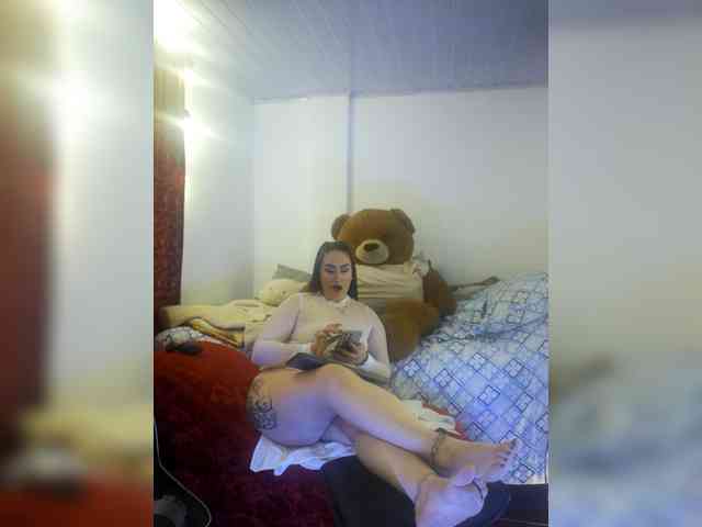 MeganHotCurvy webcam