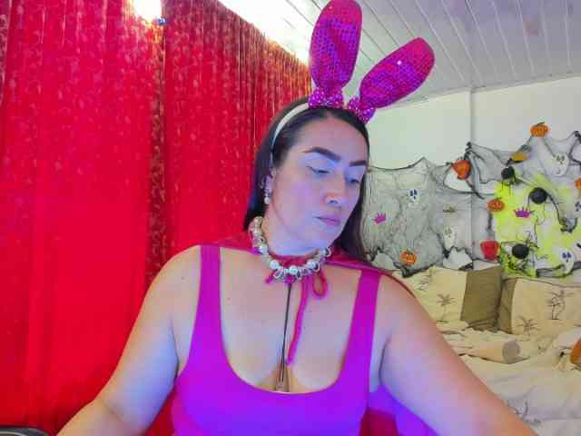 MeganHotCurvy webcam