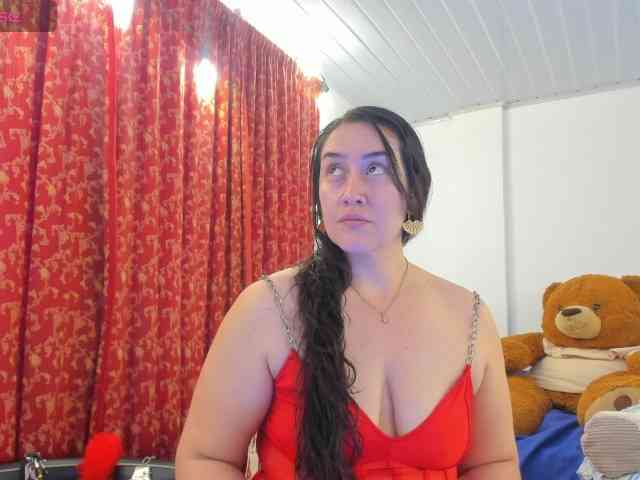MeganHotCurvy webcam