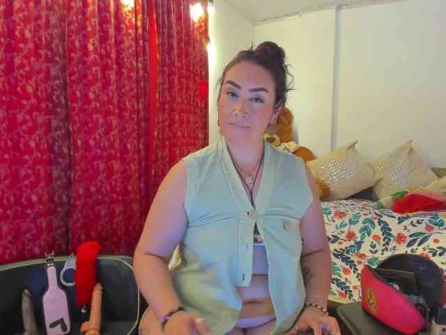 MeganHotCurvy webcam
