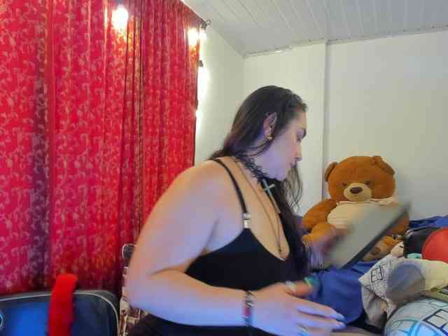 MeganHotCurvy webcam