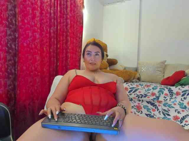MeganHotCurvy webcam