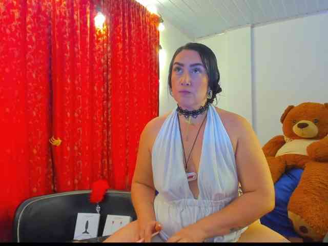 MeganHotCurvy webcam