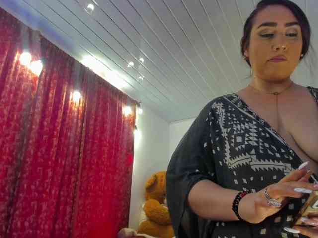MeganHotCurvy webcam