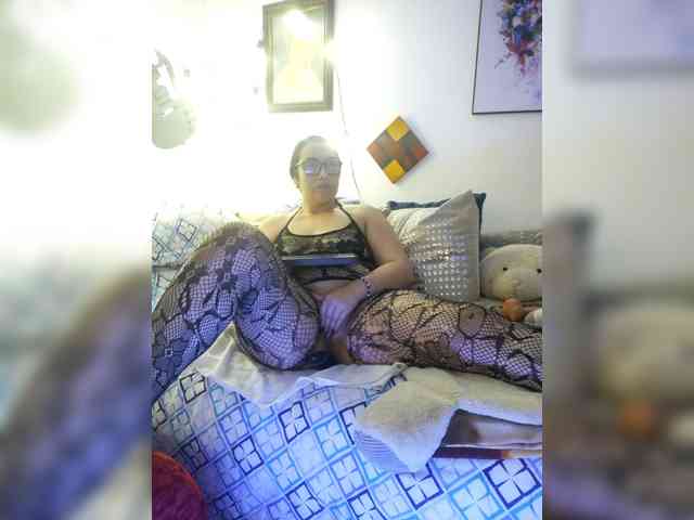 MeganHotCurvy webcam