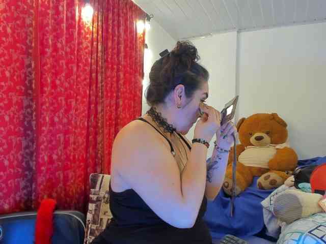 MeganHotCurvy webcam