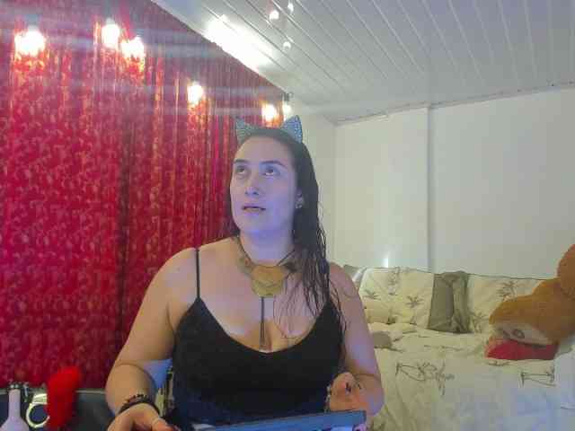 MeganHotCurvy webcam