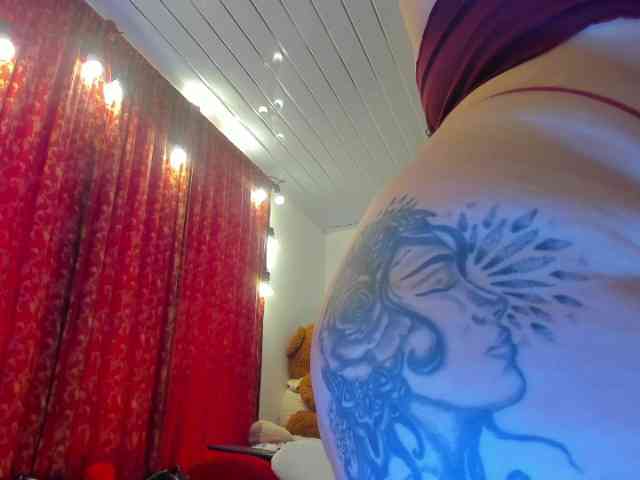 MeganHotCurvy webcam