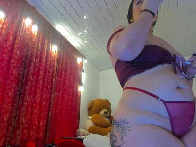 MeganHotCurvy webcam