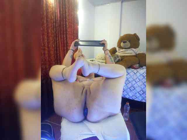 MeganHotCurvy webcam