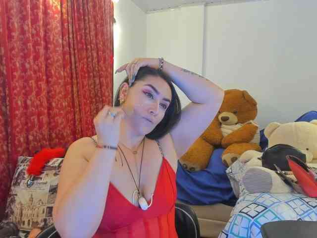 MeganHotCurvy webcam