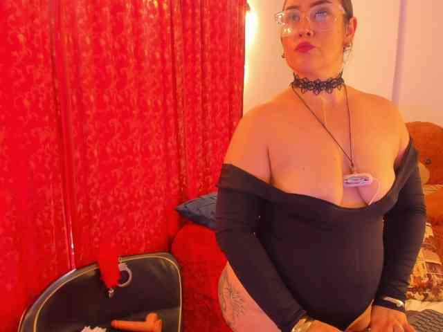 MeganHotCurvy webcam