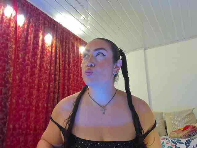 MeganHotCurvy webcam
