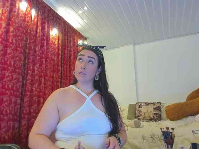MeganHotCurvy webcam