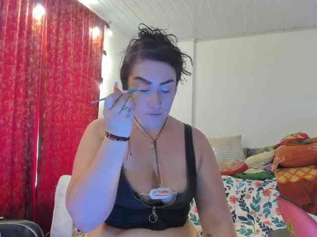 MeganHotCurvy webcam