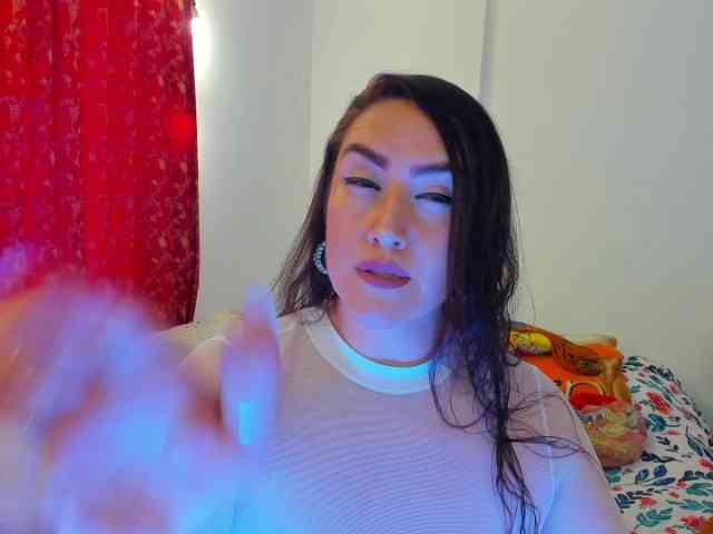MeganHotCurvy webcam