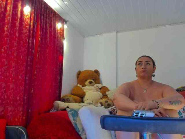 MeganHotCurvy webcam