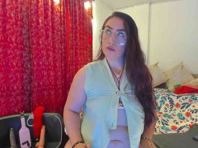 MeganHotCurvy webcam