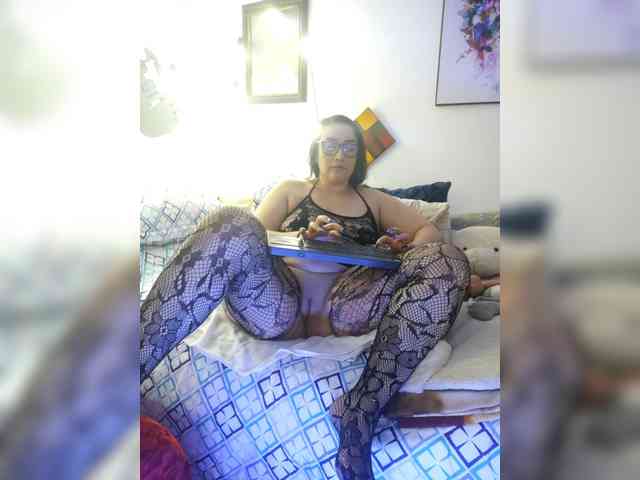 MeganHotCurvy webcam