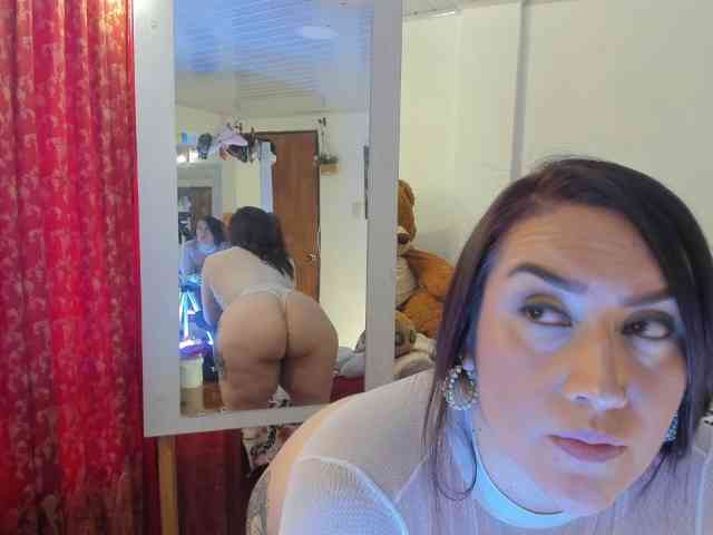 MeganHotCurvy webcam