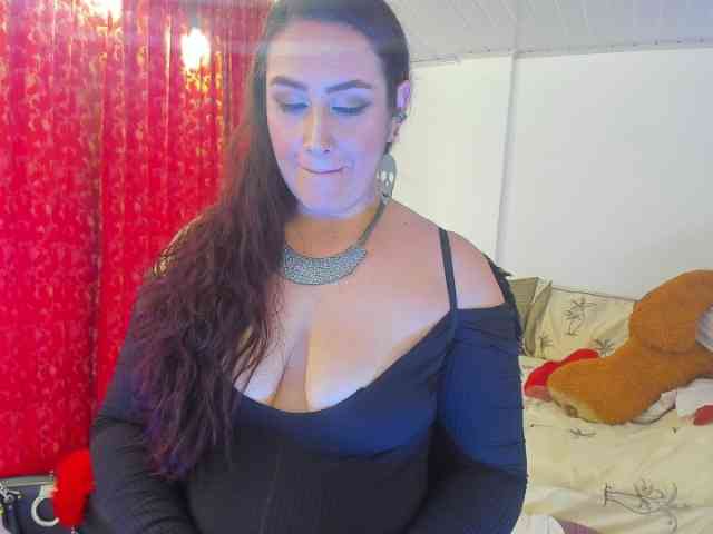 MeganHotCurvy webcam