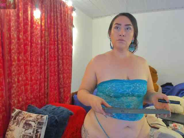 MeganHotCurvy webcam