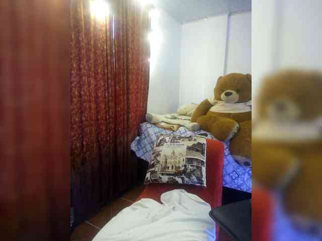 MeganHotCurvy webcam