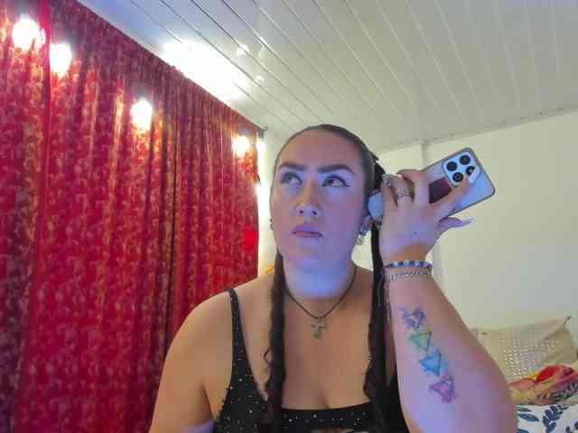 MeganHotCurvy webcam