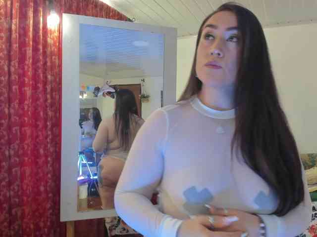 MeganHotCurvy webcam