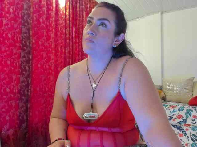 MeganHotCurvy webcam