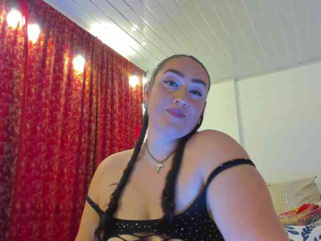 MeganHotCurvy webcam