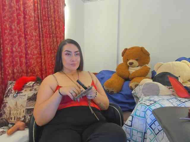 MeganHotCurvy webcam