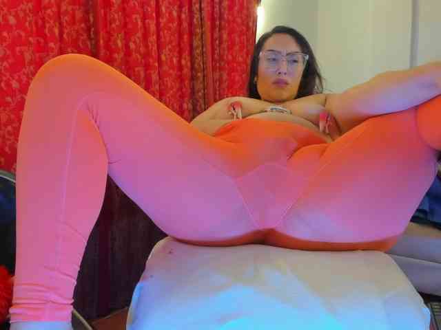 MeganHotCurvy webcam