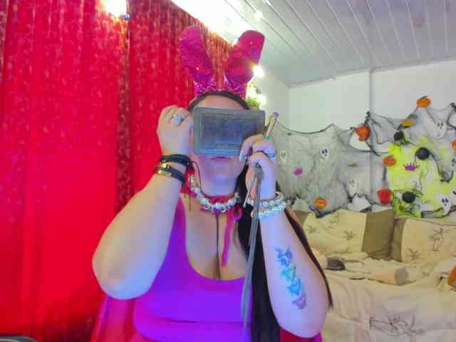 MeganHotCurvy webcam