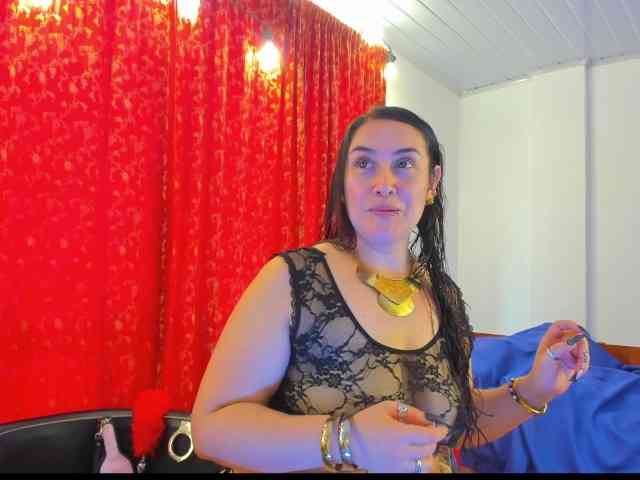 MeganHotCurvy webcam