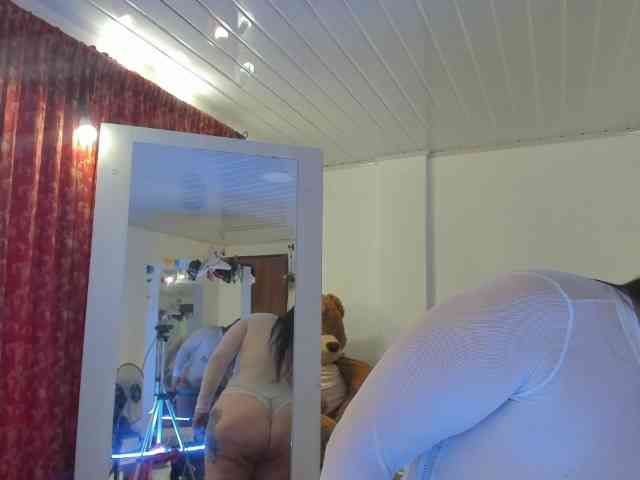 MeganHotCurvy webcam