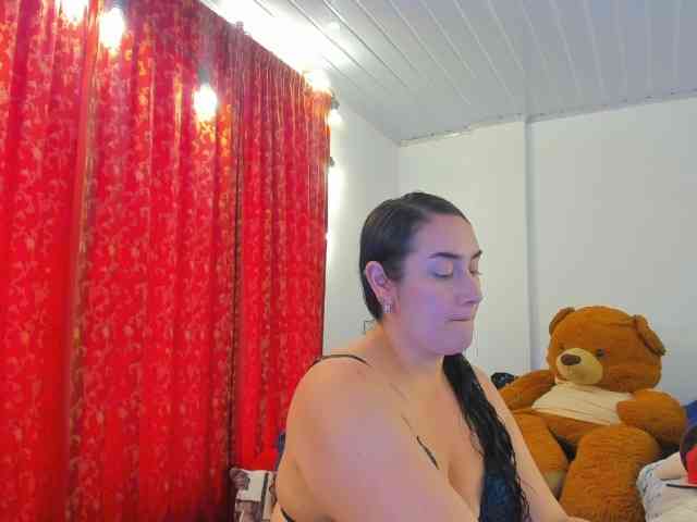 MeganHotCurvy webcam