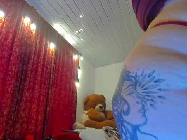 MeganHotCurvy webcam
