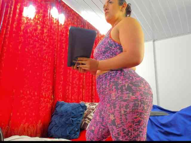 MeganHotCurvy webcam