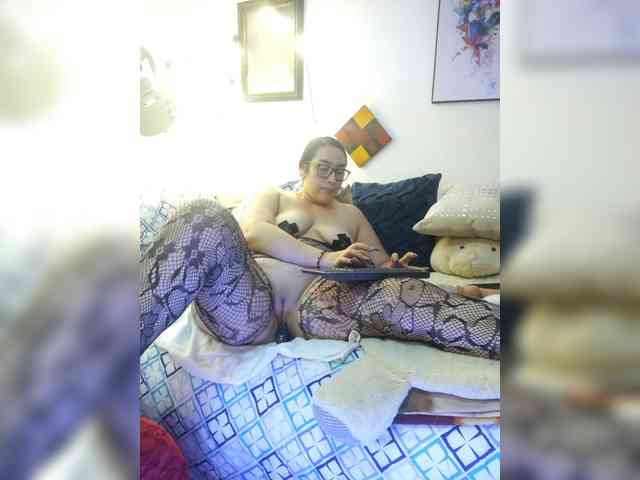 MeganHotCurvy webcam