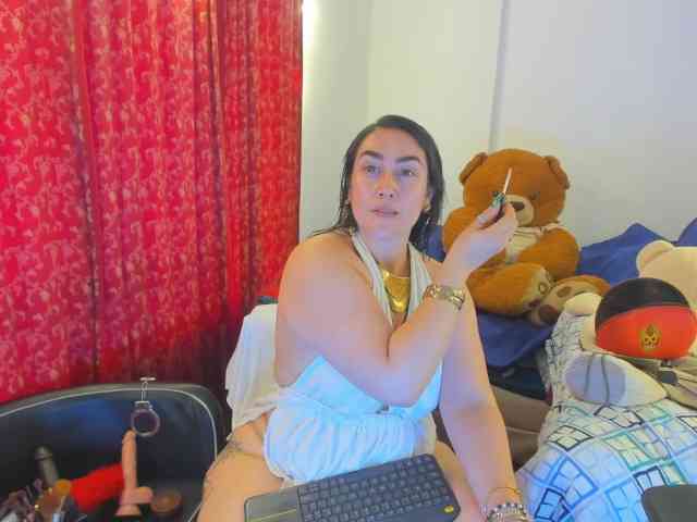 MeganHotCurvy webcam