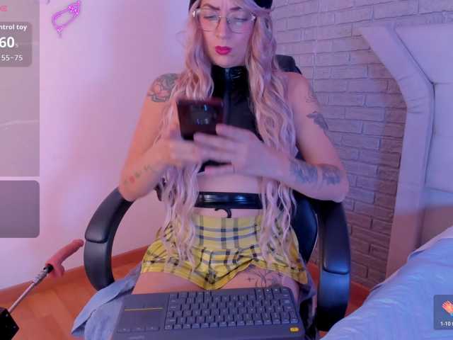 RoxanneStorm live cam preview
