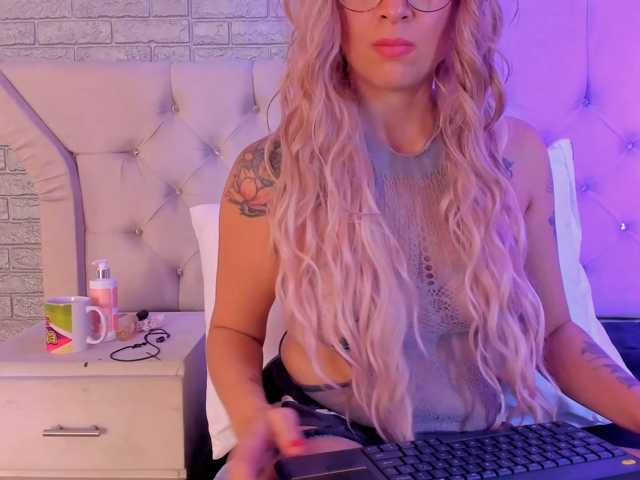 RoxanneStorm, live now on BongaCams