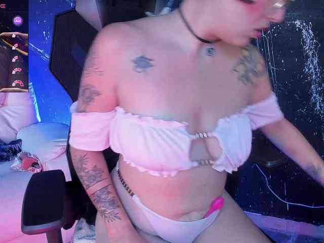 RoxanneStorm webcam