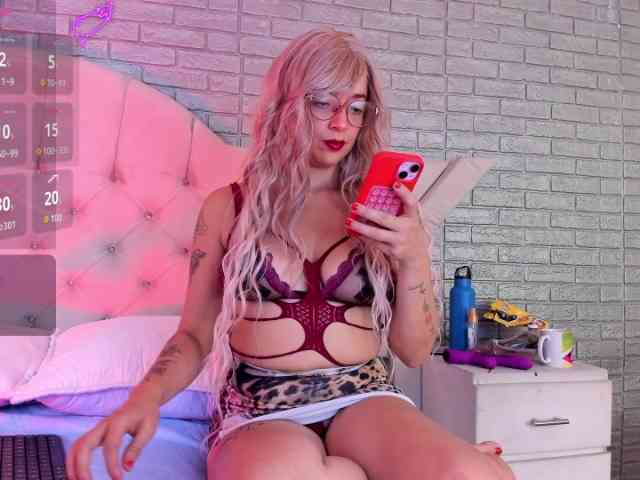 RoxanneStorm webcam